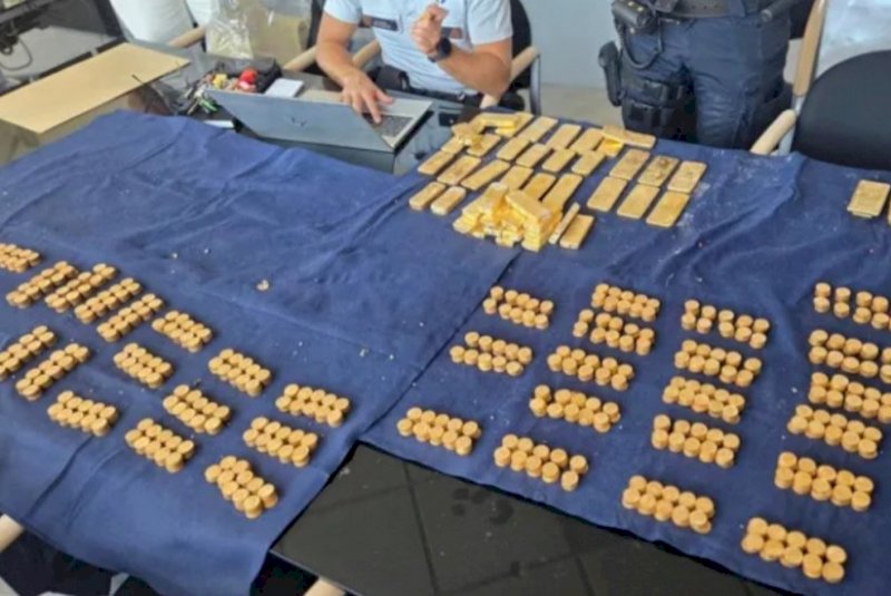 Pedreiros acham R$ 54 milhões em barras de ouro em parede de casa