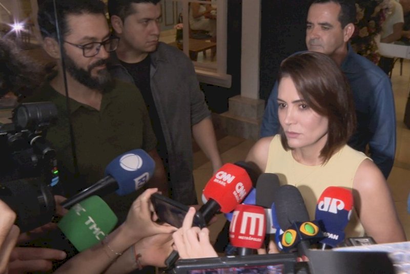 Michelle Bolsonaro será candidata ao Senado pelo DF, diz Bia Kicis