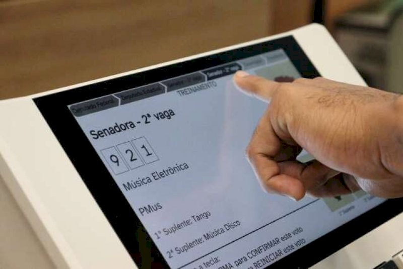 Urna eletr&ocirc;nica ganha novo recurso para orientar eleitor na vota&ccedil;&atilde;o de 6 cargos