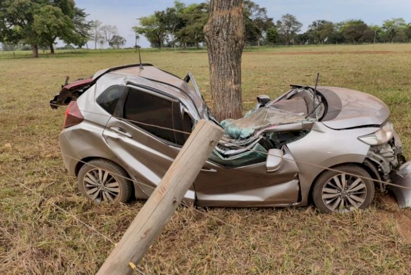 Motorista tenta fugir da PRF, bate em árvore e é preso com 300 kg de pasta base no MS