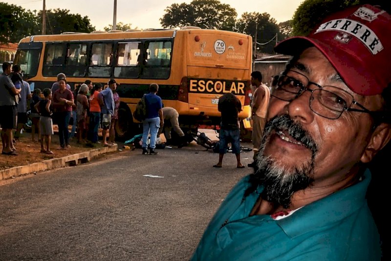 Acidente entre bicicleta elétrica e ônibus escolar deixa homem morto e criança ferida em MS