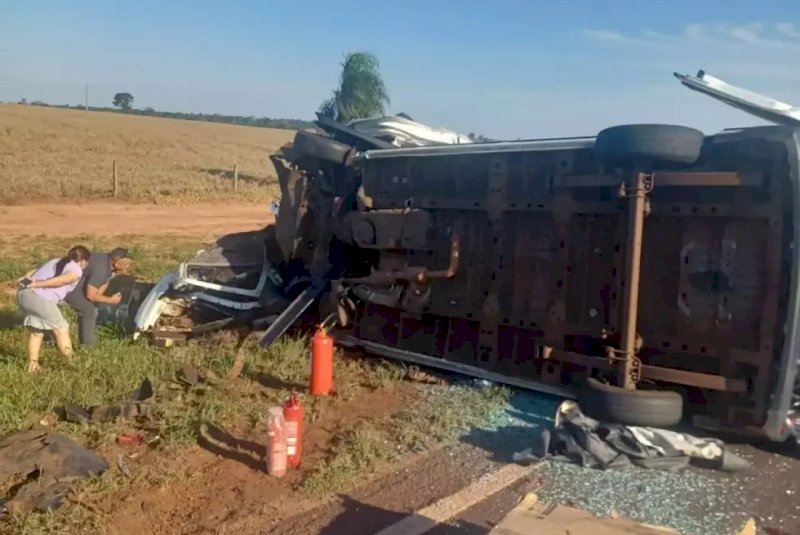 Colisão entre carro e van com pacientes deixa cinco mortos na BR-163