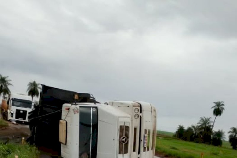 Caminhão caçamba tomba na BR 267 em Rio Brilhante