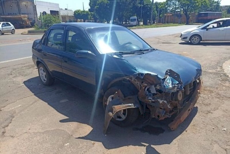 Caarapó - Colisão entre carreta e Corsa deixa motorista encaminhada ao hospital