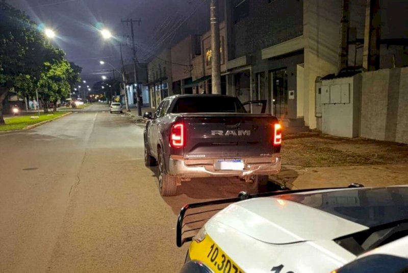 Dupla é presa em caminhonete com registro de estelionato