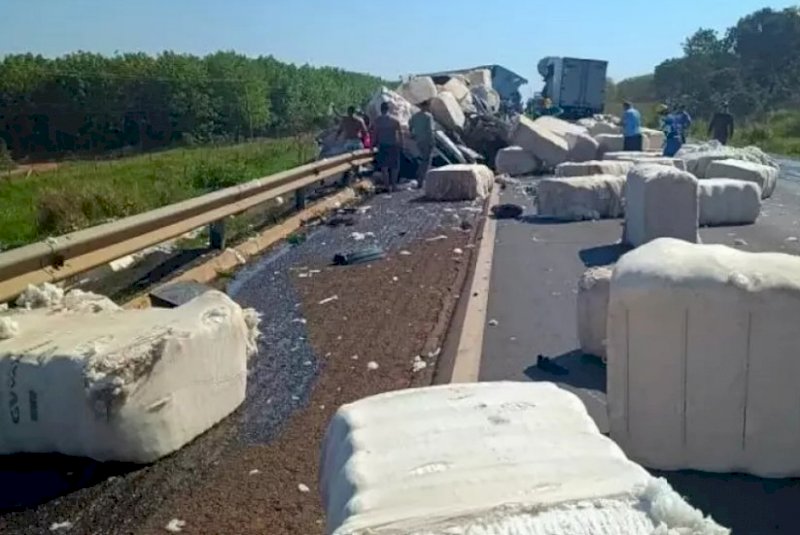 Colisão frontal entre carretas deixa dois caminhoneiros mortos