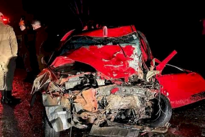 Tr&ecirc;s homens morrem ap&oacute;s carro bater de frente com carreta