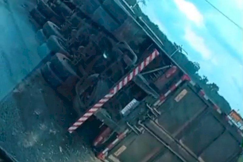 Carreta carregada com bagaço de cana tomba em trevo de Dourados
