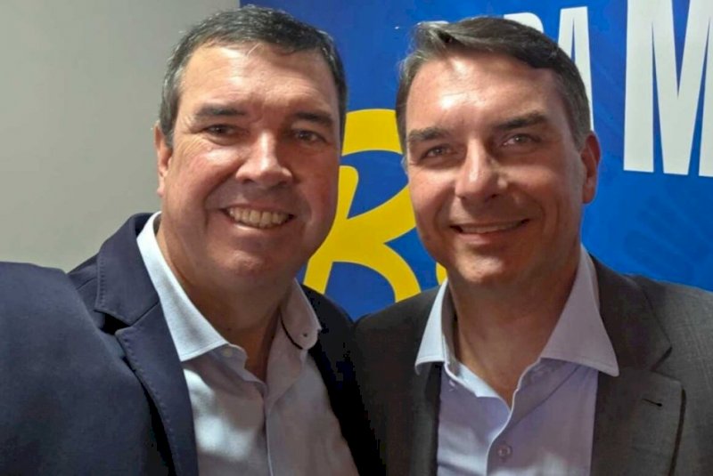 Riedel publica foto com Flávio Bolsonaro e reafirma apoio à candidatura