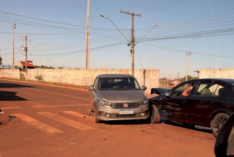 Colisão entre dois veículos mobiliza Corpo de Bombeiros em cruzamento de Rio Brilhante