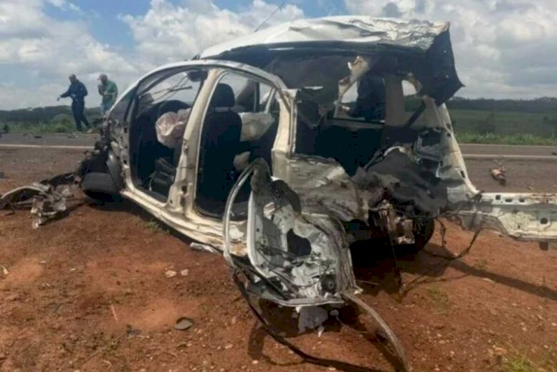 Jovem de 19 anos morre após carro bater em carreta