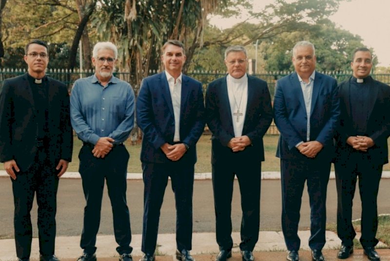 Flávio Bolsonaro visita arcebispo e recebe imagem de Nossa Senhora