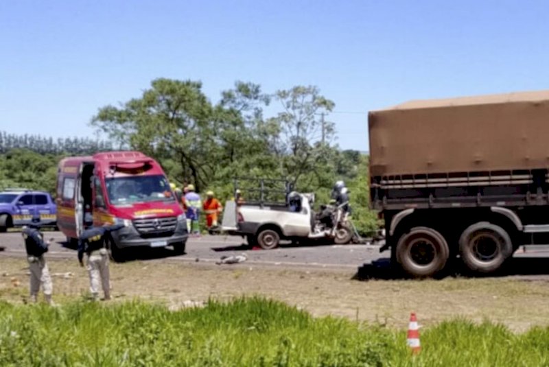 Motorista morre e passageiro fica gravemente ferido em colisão entre utilitário e carreta
