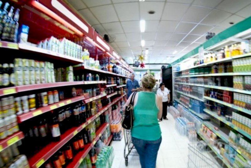 Produção industrial cai 0,6% de julho para agosto, diz IBGE