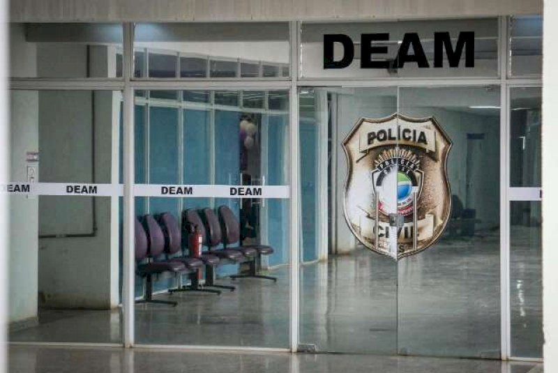 Mulher confronta marido por furtos e acaba agredida com enxada