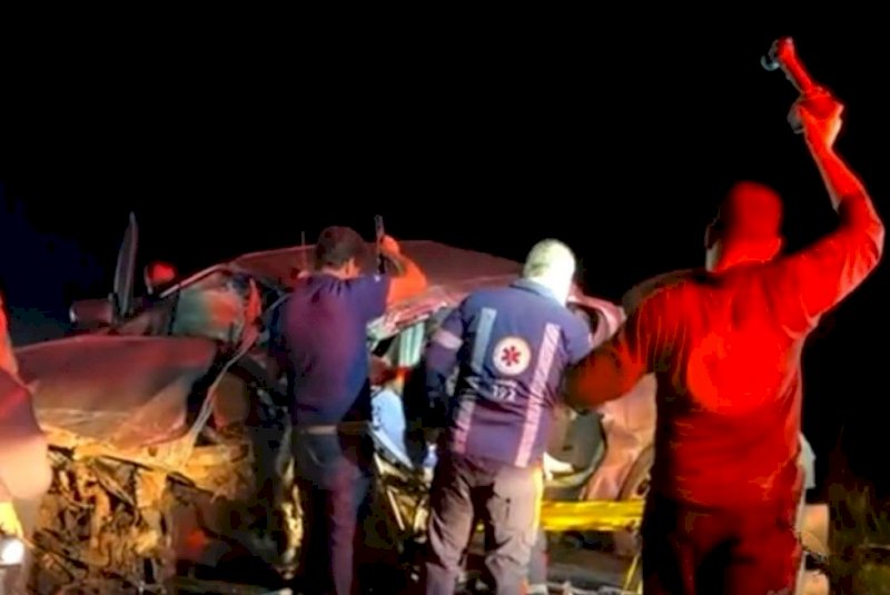 Acidente entre caminhonete e duas carretas deixa homem ferido na BR 463