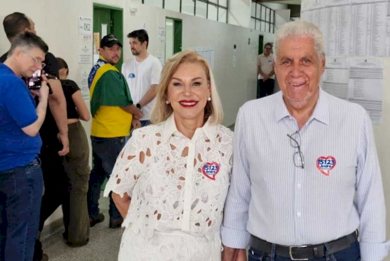 Sob chuva, André Puccinelli vota em Campo Grande e fala sobre expectativa nas urnas
