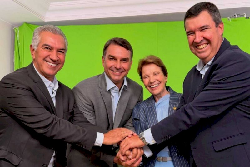 Reinaldo e Riedel posam com Flávio e destacam 'união total' pela presidência