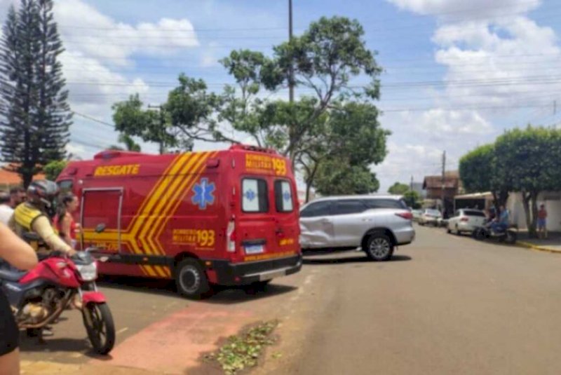Jovem fica gravemente ferida ao bater moto em SW4 em Chapadão do Sul