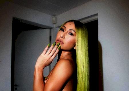 Sabrina Sato posa só de calcinha para 'não dar spoiler' de coleção de roupa