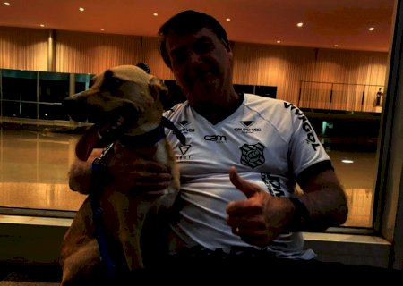 Bolsonaro posta foto ao lado de cão e diz: ‘vacina obrigatória só no Faísca’