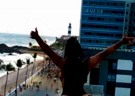 Ex-dançarina de grupo de samba impressiona com bumbum avantajado