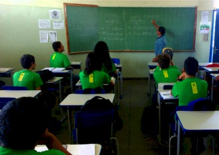 Sancionada lei que escalona pagamento de piso dos professores até 2027