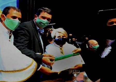 Governo forma primeira turma de médicos da Universidade Estadual de MS