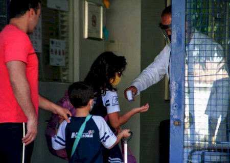 "Chance de crian&ccedil;a pegar covid &eacute; muit&iacute;ssimo menor", garante pediatra