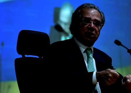 Guedes: Retomada econômica só é possível com vacinação em massa