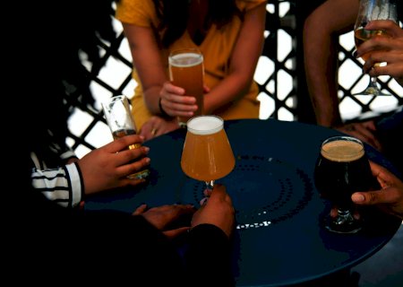 Jovens que dormem tarde tendem a beber e fumar mais por impulsividade, aponta estudo