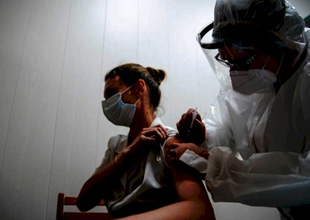 Rússia começa a vacinar população contra a covid-19