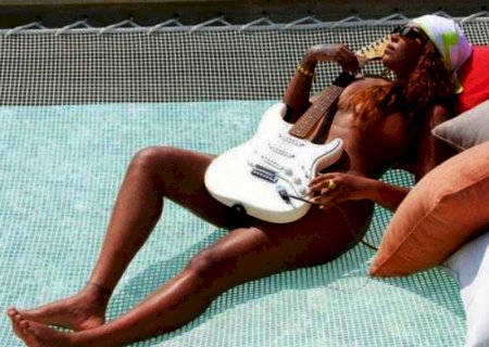 Ludmilla posa nua com instrumento e fãs elogiam: 'A guitarra e o violão'