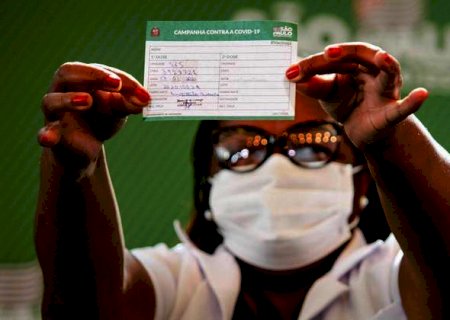 Enfermeira que tomou 1ª dose de vacina no Brasil pede para população não ter medo