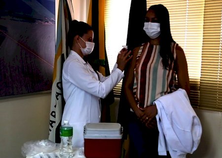 Fisioterapeuta é a primeira pessoa a ser vacinada em Chapadão do Sul