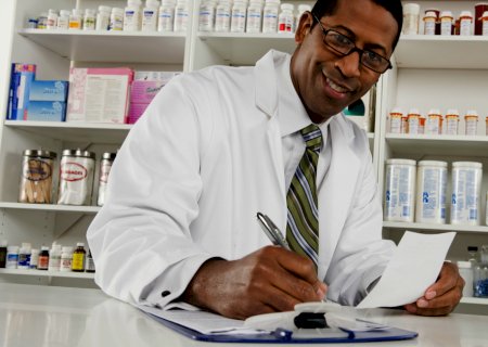 Neo Química lança documentário em homenagem aos farmacêuticos do Brasil