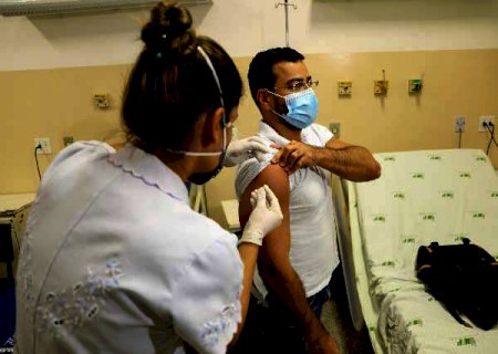 Volunt&aacute;rios descobrem se tomaram vacina ou placebo e j&aacute; saem imunizados do HU