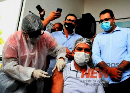 Enfermeiro é o primeiro vacinado contra covid em Dourados: 'vamos trabalhar muito melhor'