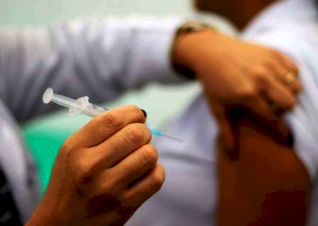 Em regime de urg&ecirc;ncia, deputados aprovam multa para "fura-filas" da vacina&ccedil;&atilde;o