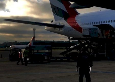 Avião com 2 milhões de doses da vacina AstraZeneca chega ao Brasil