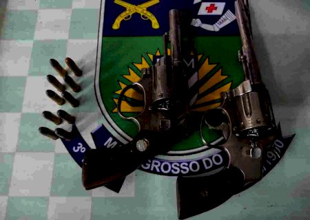 Casal é preso com dois revólveres em Dourados