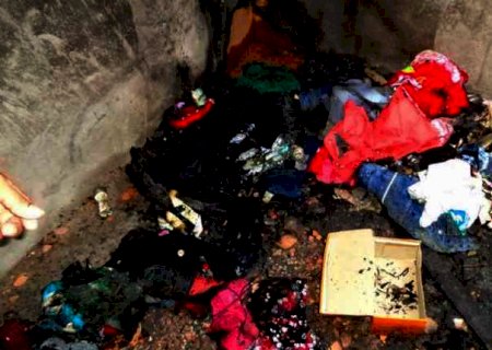 Homem agride mulher, a expulsa de casa e incendeia mala com roupas dela