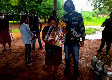 “Insanos Motoclub' e PM de Dourados fazem entrega de cestas básicas em aldeia indígena