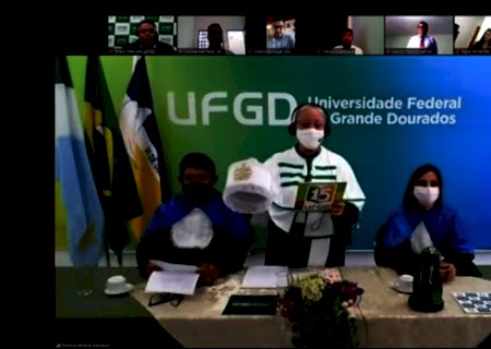Colação de grau pela internet forma mais 50 universitários em Dourados