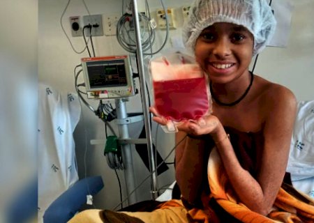 Nas m&atilde;os, Geovana segura sua &uacute;nica chance de uma vida saud&aacute;vel e feliz