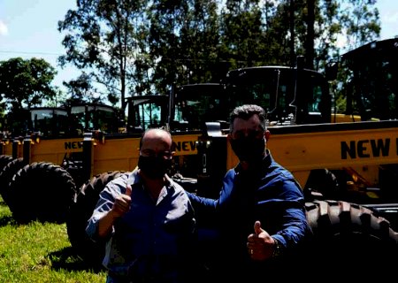 Barbosinha representa ministra Tereza na entrega de patrola para Ivinhema