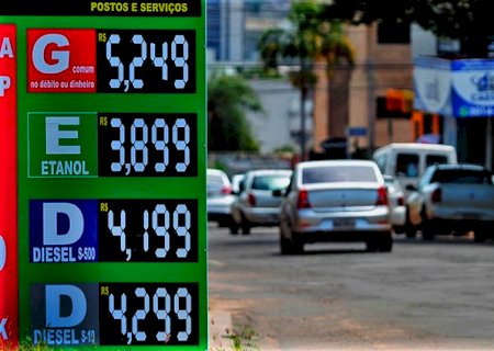 Governo congela pauta da gasolina por 15 dias e prevê economia de R$ 0,15