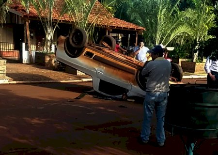 Carro capota após acidente na área central de Itaporã