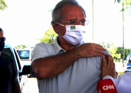 Guedes é vacinado contra covid-19 em Brasília, com primeira dose da Coronavac