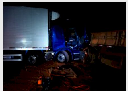Caminh&atilde;o colide na traseira de outro, motorista fica preso &agrave;s ferragens e morre